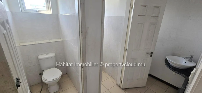 Office 163 m² located in Port-Louis, close to Jeetoo Hospital