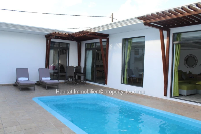 A LOUER - Magnifique maison contemporaine de plain-pied, meublée et équipée, de 146 m2 sur un terrain de 100 toises s...