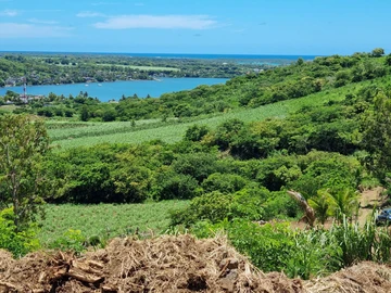 <br/>Desirable Large Block of Land with Superb Mountain and Sea Views! Superb Luxury, Surprisingly Affordable!