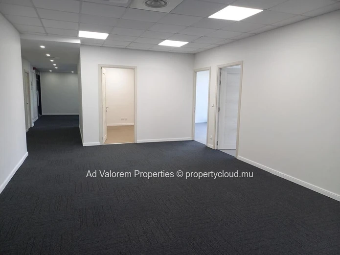 Découvrez cet espace de bureaux professionnels de 398 m² situé au 12? étage d'un immeuble prestigieux à Ébène!