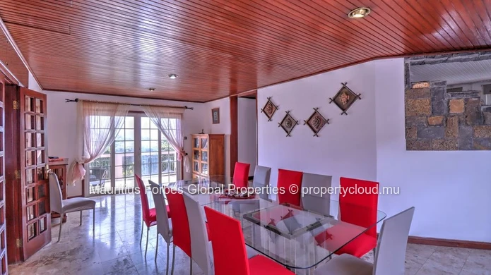 4-bedroom villa with a 2110m² garden, private pool, rustic and modern charm