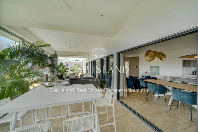 Exceptional penthouse with sea view in secure residence