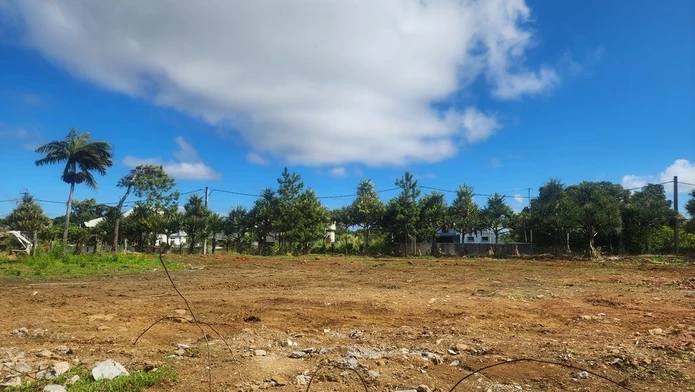 Terrain spacieux de 1800 m² à vendre à Hermitage, à proximité des écoles, des arrêts de bus, de l'hôpital et des comm...