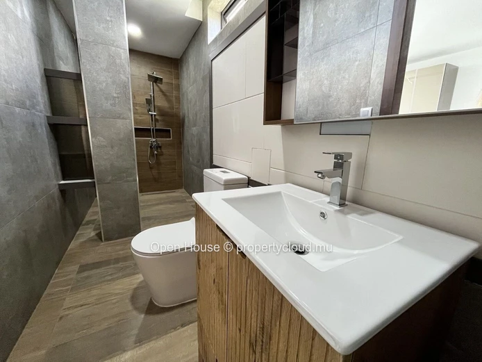 3-bedroom penthouse with private pool for rent in Péreybère
