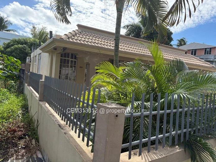  12 Perches Land with Villa for Sale – Pereybere 