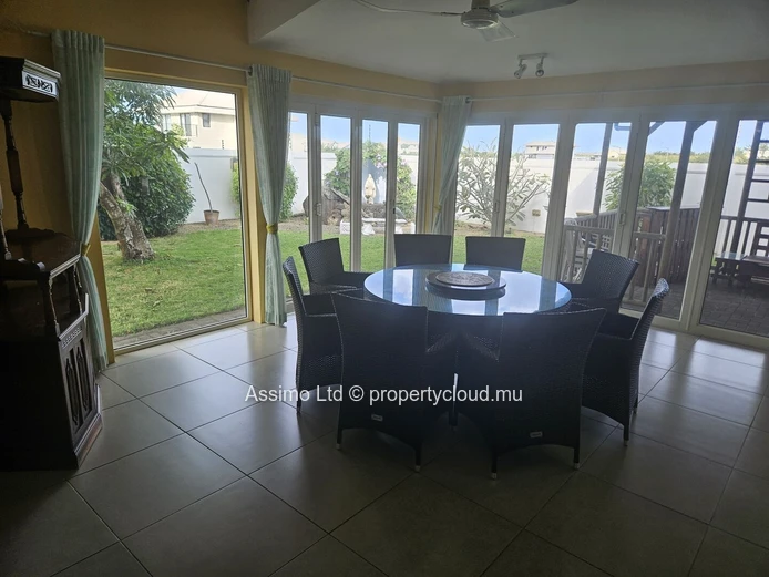 Spacious 5-bedroom family home for sale in Le Mahe, BEAU VALLON.