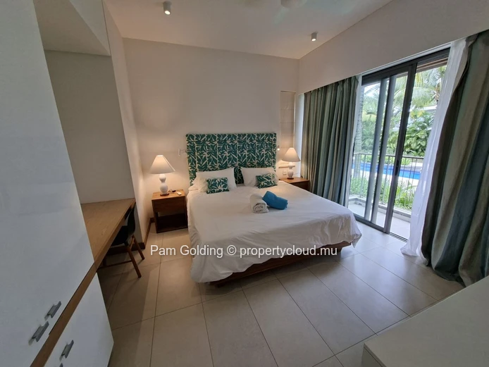 Découvrez ce superbe appartement 2 chambres avec salles de bains ensuite, terrasse avec jardin privé, piscine commune... (Mandat exclusif)