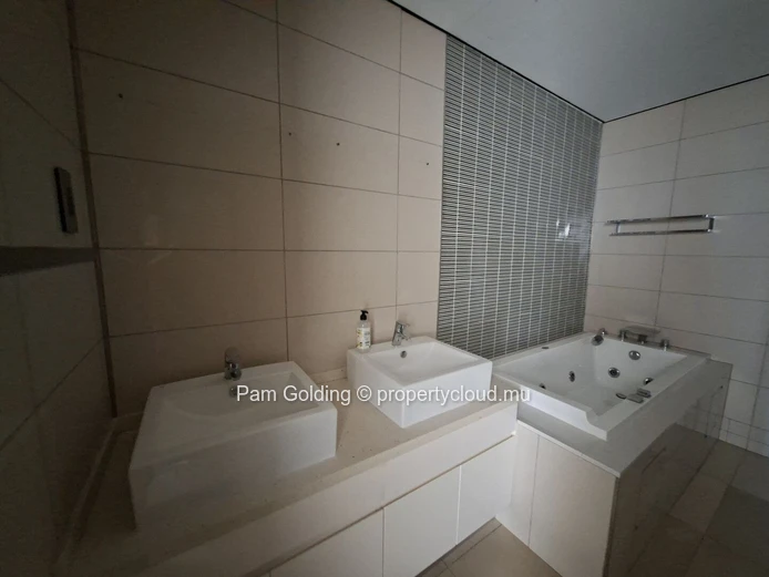 Appartement de deux chambres, idéalement situé au cœur de Grand Baie, à La Croisette.