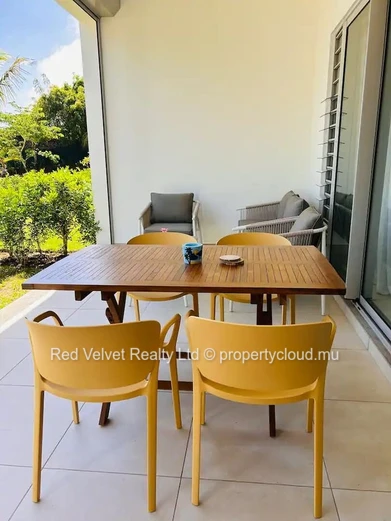 Appartement en bord de mer à louer à Grand Gaube | 3 chambres avec salles de bain attenantes | Terrasse et jardin