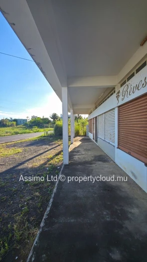 Commercial space for sale in L'Escalier, 165m² livable on a 2,122m² plot, with parking and yard. Concrete constructio...