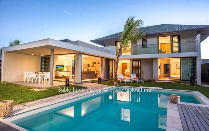 Villa PDS à vendre, Tamarin, 364m² habitables, terrain 669m², 3 chambres, piscine privée, accès mer, proche écoles