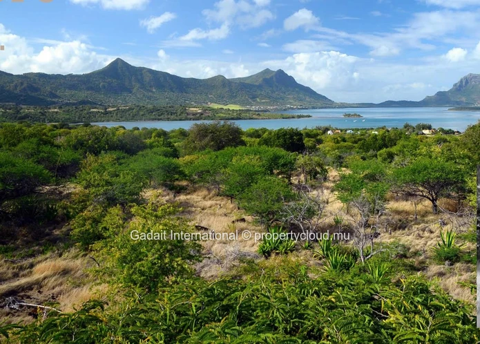 HARMONIE : 204 m² villa with sea view and Le Morne mountain panorama in Rivière Noire