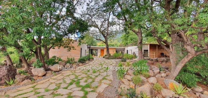 FOR SALE - Magnificent furnished and equipped single-storey house of 356 m2 on a plot of 444 toises located in Petite...