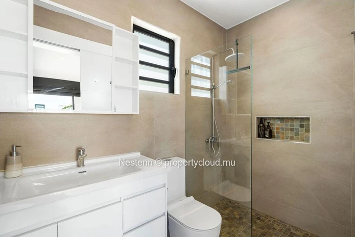 Modern single-storey villa in Mont Mascal with 3 bedrooms, private pool, and fully equipped kitchen in a secure resid...