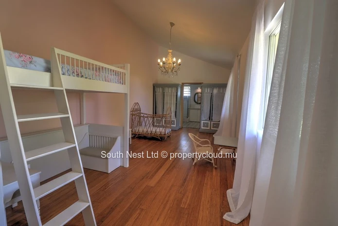 4-bed family house in a prestigious estate.
