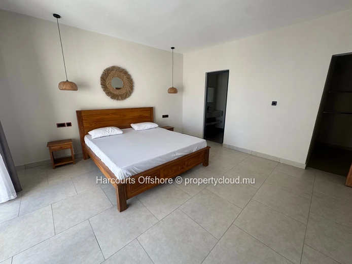 Spacieuse Villa de 4 Chambres avec Piscine Privée, Garage & Parking