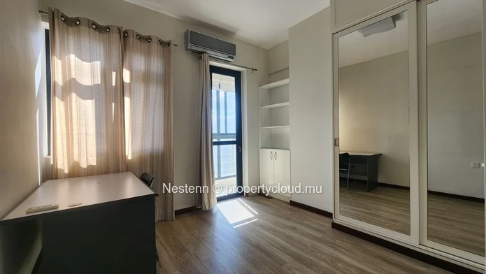 Appartement contemporain de 3 chambres à Rose Hill, climatisation, ascenseur privé et à proximité des commodités. Un ...