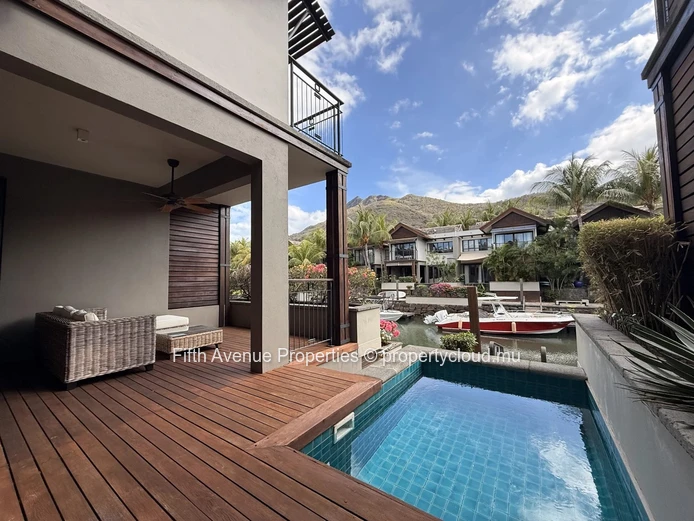 Élégant duplex en bord de canal avec piscine privée et point d'amarrage, La Balise Marina