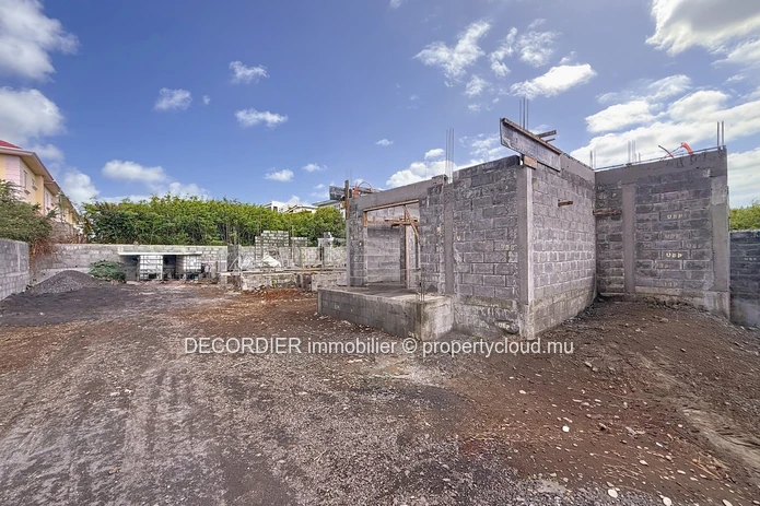 Villa élégante en cours de construction avec piscine et jardin