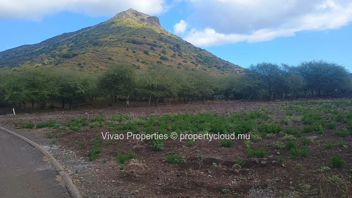 Residential land of 3083m2 for sale in a secure subdivision in Tamarin, with mountain views. Price Rs.