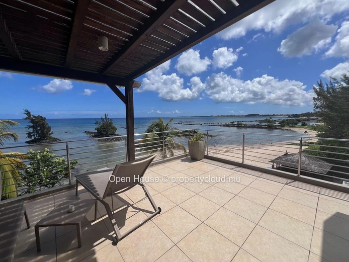 Penthouse pieds dans l'eau, vue panoramique sur la mer et la plage de trou aux biches, 3 chambres en suite. Piscine.