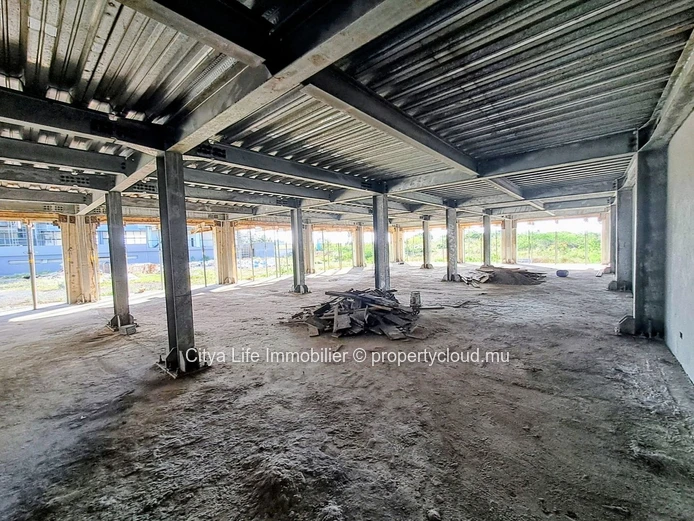 Batîment commercial à louer à The Vale, 1600m², Rs 600 000 + TVA.
