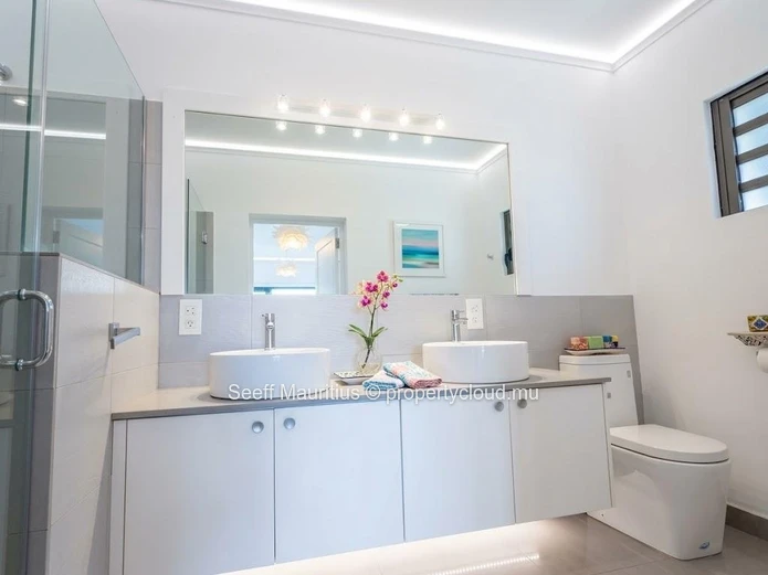 Appartement moderne avec piscine privée et vues imprenables sur la mer