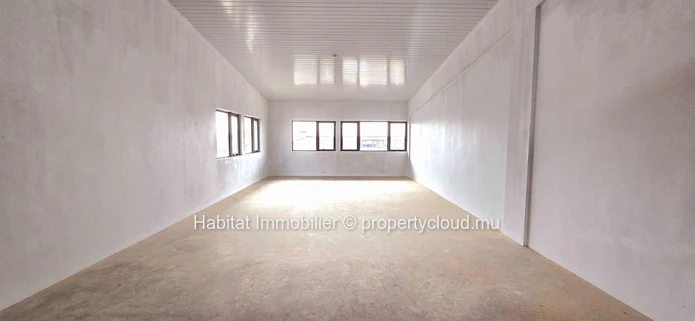 Bureau non meublé de 84m2 + une mezzanine de 23m2 situé dans un Business Park récemment construit à Calebasses