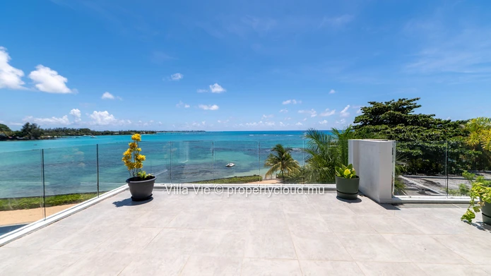 Pereybere – Exceptional penthouse with sea view and direct beach access