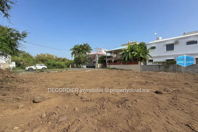 Residential land at 10 min walk from the public beach