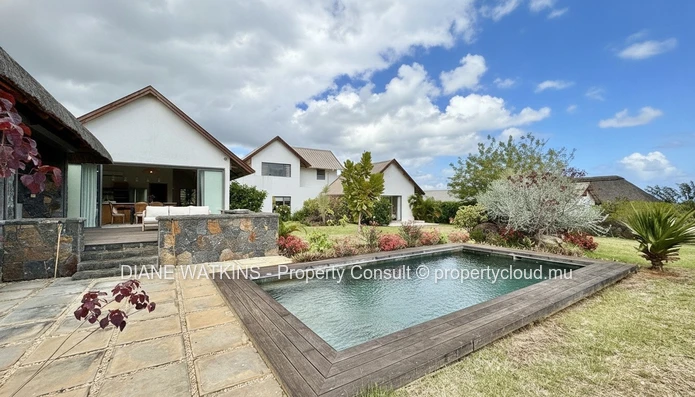 Villa de Luxe de 4 Chambres à Louer à Rivière Noire (Entretien Piscine & Jardin Inclus)