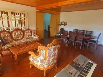 TO RENT - This spacious furnished and equipped river house of 557 m2 on a plot of land of 166 toises is located in Cu...
