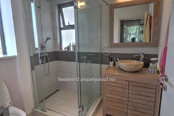 Bright 3-bed apartment with spacious jacuzzi in a residence