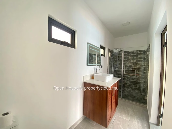 For rent in Calodyne, beautiful furnished villa on a 475m² plot. This new property offers 3 en-suite bedrooms, a priv...