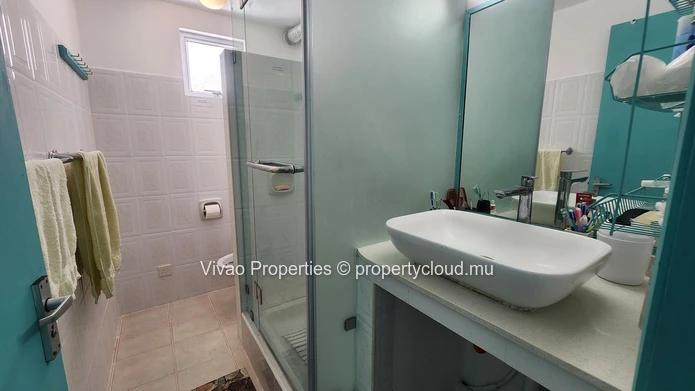 Duplex pieds dans l'eau à louer entièrement meublé à Belle Mare – 3 chambres avec piscine commune
