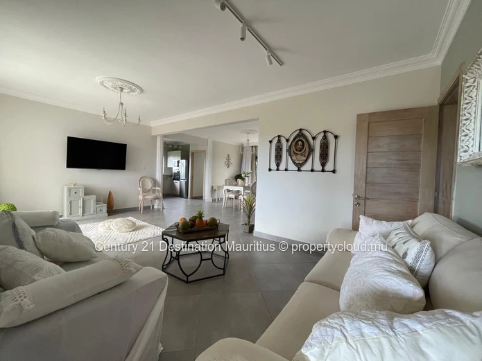 Exceptional Duplex Penthouse: 259 m² Just 200m from the Beach