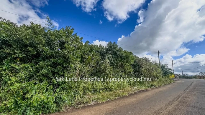 Prime 915 m² residential Pplot in Pleine de l’Hermitage – Great development opportunity