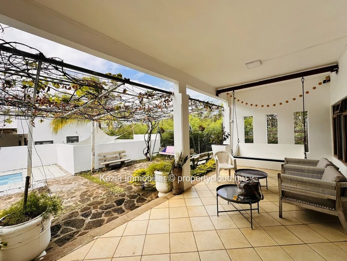 Charming Villa In Calodyne