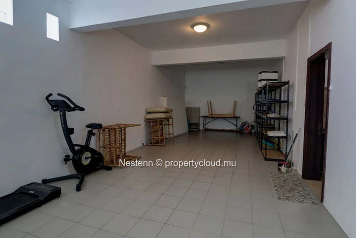 Spacieuse propriété familiale avec piscine et jardin 