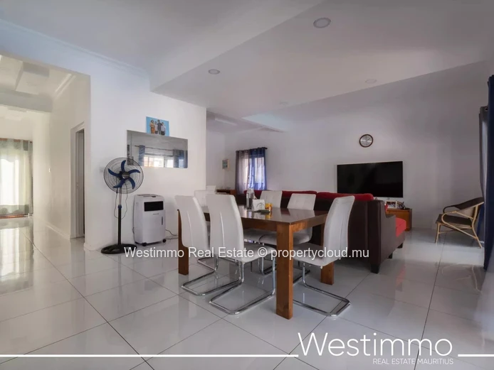 4-bedroom house with cinema and pool for rent in Flic en Flac