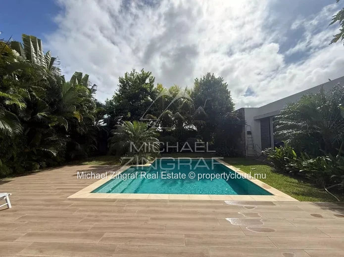 Élégante Villa 4 Chambres avec Piscine Privée à Forêt Daruty
