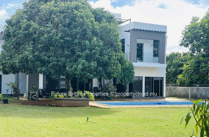 À vendre : Une œuvre contemporaine avec un terrain expansif et un cadre de vie de luxe.