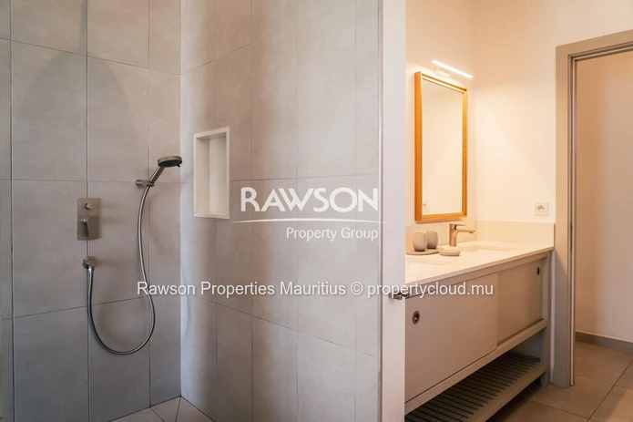 3 Bedroom Beachfront Apartment | Pool And Garden | Poste Lafayette | Lease Hold
