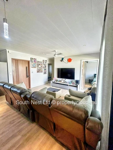 Located in the idyllic setting of Cap Malheureux, this sumptuous contemporary villa combines elegance, comfort, and t...