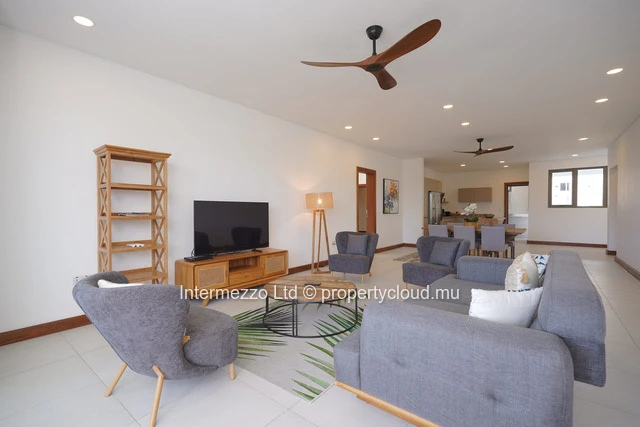 Appartement à Pointe aux Canonniers, 167m², 3 chambres en suite, piscine, double garage. Meublé 650 000€.