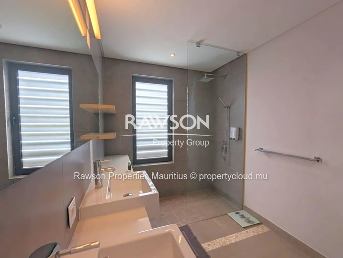 Magnifique Penthouse 3 Chambres En-Suit | Piscine De Style Lagon | Mont Choisy | € 720,000