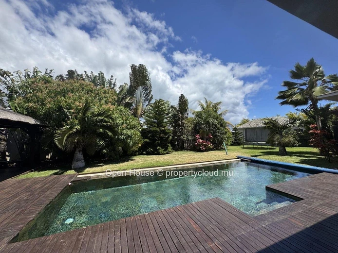 Luxurious architect-designed villa, 5 bedrooms, 2 Master suites, 4 bathrooms, 20m swimming pool, double garage.