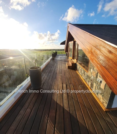 Superbe villa style chalet, 4 chambres en suites, piscine et jardin a grand baie chemin 20 pieds