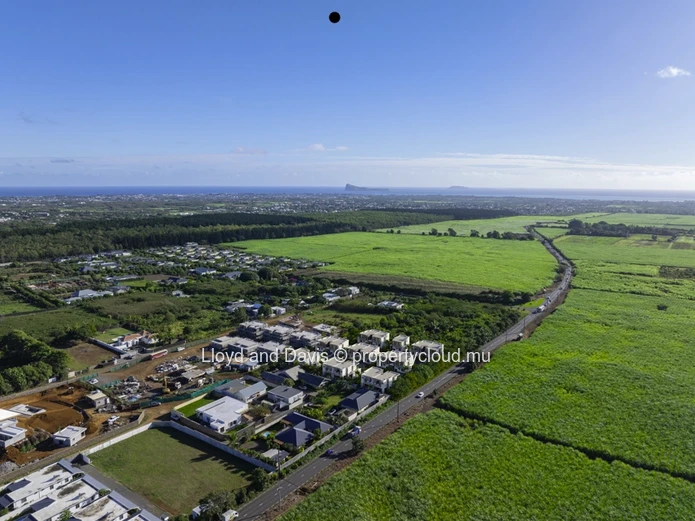 OFF PLAN – Contemporary 3-Bedroom Duplexes with Private Gardens in Charmoze