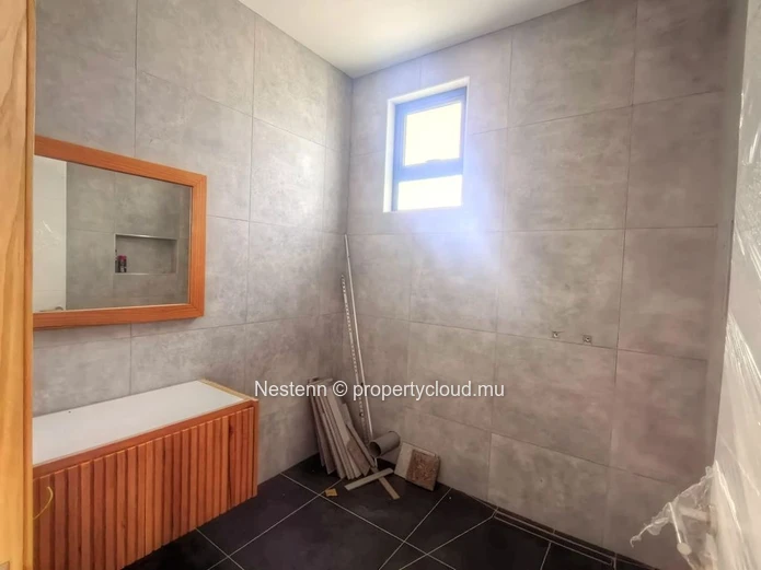Villa moderne de 4 chambres : intérieur non meublé, cuisine entièrement équipée